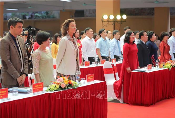 Tổng giám đốc UNESCO Audrey Azoulay và các đại biểu thực hiện nghi thức chào cờ. Ảnh: Thanh Tùng - TTXVN 
