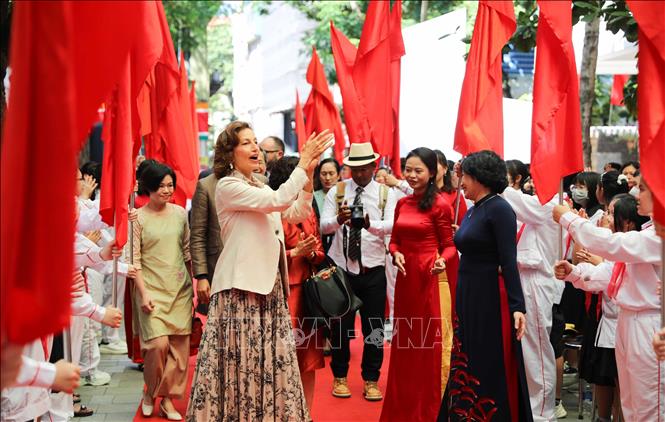 Tổng giám đốc UNESCO Audrey Azoulay tới dự khai giảng năm học mới 2022 - 2023 của trường THCS Ngô Sĩ Liên, quận Hoàn Kiếm (Hà Nội). Ảnh: Thanh Tùng - TTXVN