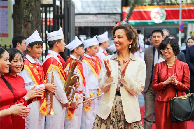 Tổng giám đốc UNESCO Audrey Azoulay tới dự khai giảng năm học mới 2022 - 2023 của trường THCS Ngô Sĩ Liên, quận Hoàn Kiếm (Hà Nội). Ảnh: Thanh Tùng - TTXVN