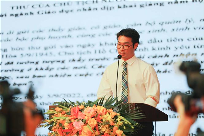 Phó Hiệu trưởng trường THCS Ngô Sĩ Liên Vũ Tiến Thịnh đọc thư của Chủ tịch nước gửi nghành giáo dục nhân ngày khai giảng năm học mới. Ảnh: Thanh Tùng - TTXVN 