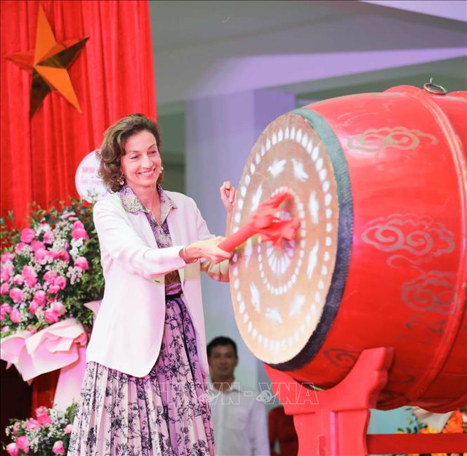 Tổng giám đốc UNESCO Audrey Azoulay đánh trống khai giảng năm học mới 2022 - 2023 tại trường THCS Ngô Sĩ Liên . Ảnh: Thanh Tùng - TTXVN