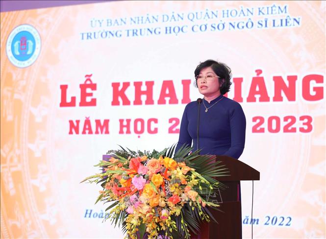 Hiệu trưởng THCS Ngô Sĩ Liên Phạm Thu Hà phát biểu. Ảnh: Thanh Tùng - TTXVN 