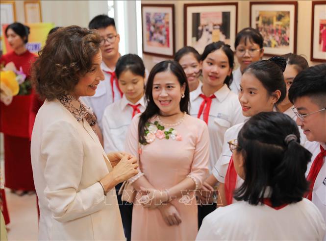 Tổng giám đốc UNESCO Audrey Azoulay nói chuyện cùng giáo viên, học sinh nhà trường. Ảnh: Thanh Tùng - TTXVN 