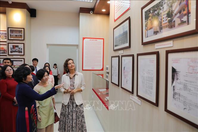 Tổng giám đốc UNESCO Audrey Azoulay thăm phòng truyền thống của nhà trường. Ảnh: Thanh Tùng - TTXVN