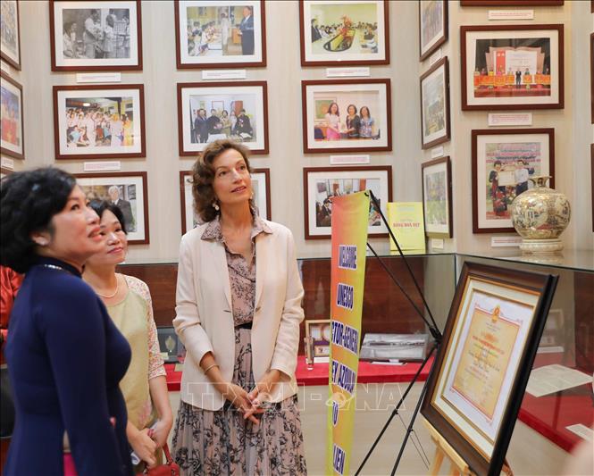 Tổng giám đốc UNESCO Audrey Azoulay thăm phòng truyền thống của nhà trường. Ảnh: Thanh Tùng - TTXVN