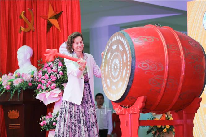 Tổng giám đốc UNESCO Audrey Azoulay đánh trống khai giảng năm học mới 2022 - 2023 tại trường THCS Ngô Sĩ Liên . Ảnh: Thanh Tùng - TTXVN