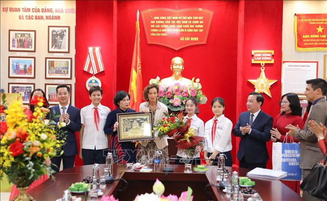 Đại diện nhà trường và các em học sinh tặng hoa, quà lưu niệm chúc mừng Tổng giám đốc UNESCO Audrey Azoulay. Ảnh: Thanh Tùng - TTXVN