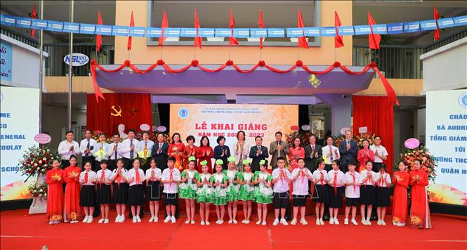 Tổng giám đốc UNESCO Audrey Azoulay cùng đại biểu chụp ảnh lưu niệm với giáo viên, học sinh trường. Ảnh: Thanh Tùng - TTXVN