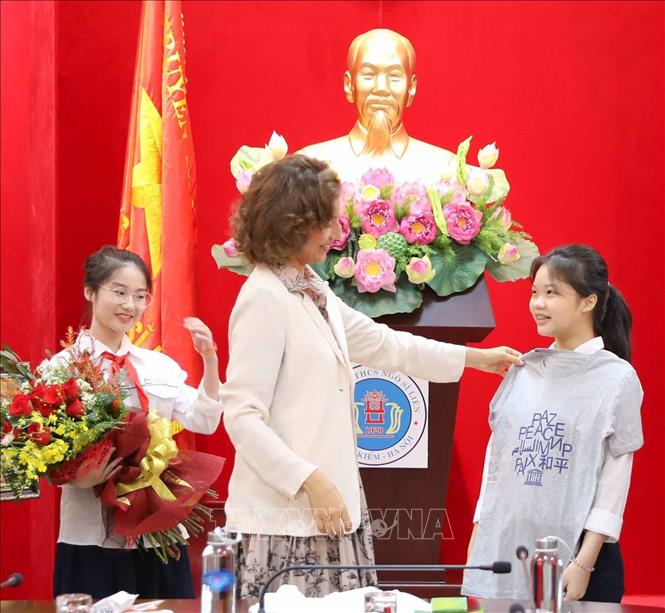 Tổng giám đốc UNESCO Audrey Azoulay tặng quà cho học sinh trường THCS Ngô Sĩ Liên. Ảnh: Thanh Tùng - TTXVN 