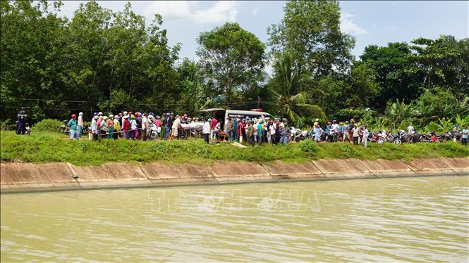 Trong ảnh: Thi thể người mẹ được trục vớt cách hiện trường (nơi nghi vấn người mẹ cùng 2 đứa con nhảy kênh) khoảng 50m. Ảnh: Thanh Tân - TTXVN