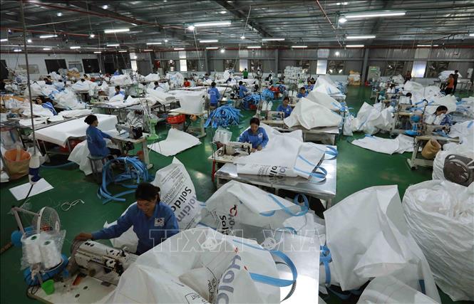 Dây chuyền may bao jumbo và bao sling phục vụ xuất khẩu tại nhà máy. Ảnh: Vũ Sinh - TTXVN