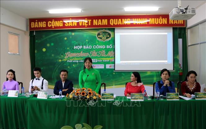 Trong ảnh: Phó Giám đốc phụ trách Đài Phát thanh và Truyền hình Đồng Tháp Ngô Thị Ngọc Hạnh thông tin về Chương trình Tài tử miệt vườn mùa 3. Ảnh: Nhựt An - TTXVN