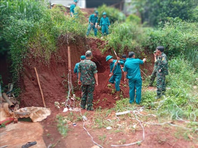Trong ảnh: Lực lượng chức năng tổ chức di dời đầu đạn pháo. Ảnh: TTXVN phát
