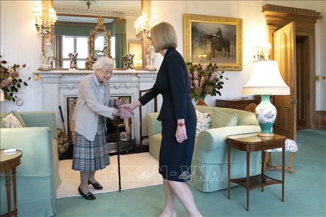 Trong ảnh: Nữ hoàng Elizabeth II (trái) và bà  Liz Truss (phải) tại cuộc gặp ở London, Anh, ngày 6/9/2022. Ảnh: AFP/TTXVN