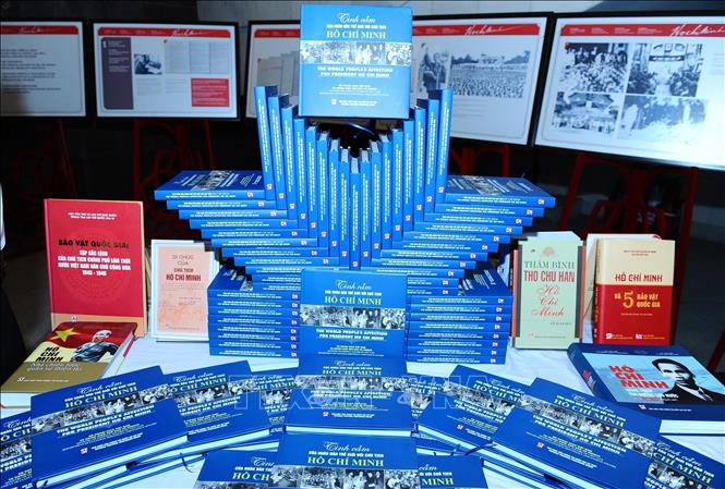 A bilingual book on people in the world and President Ho Chi Minh made its debut. VNA Photo: Minh Đức