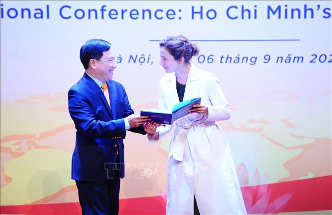 Deputy Prime Minister Pham Binh Minh presents a a bilingual book on people in the world and President Ho Chi Minh to UNESCO Director General Audrey Azoulay. VNA Photo: Minh Đức