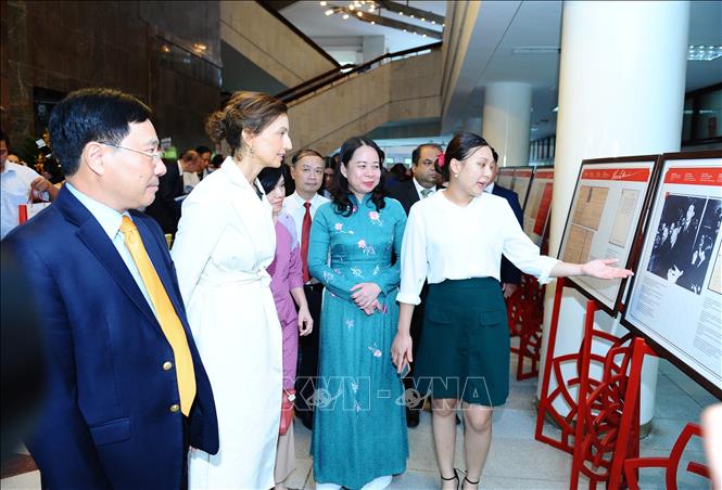 Delegates to the ceremony visit a photo and book exhibition on the late President and the Ho Chi Minh relic site at the Presidential Palace in Hanoi. VNA Photo: Minh Đức