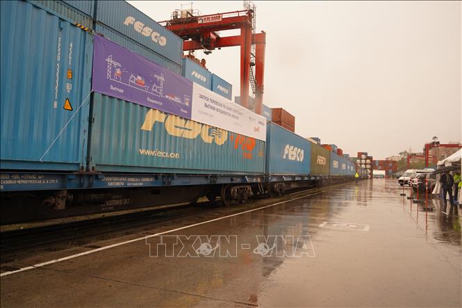 A train of the route departs from Vladivostokt port to Moscow. VNA Photo: Duy Trinh