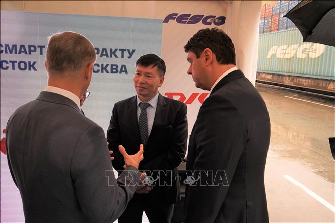 Vietnamese Consul General in Vladivostok Nguyen Dang Hien (C) meets Chairman of the board of directors of state-owned Russian Railways (RZD) Oleg Belozerov and President of Russia's Far Eastern Shipping Company (FESCO) Arkady Korostelev. VNA Photo: Duy Trinh