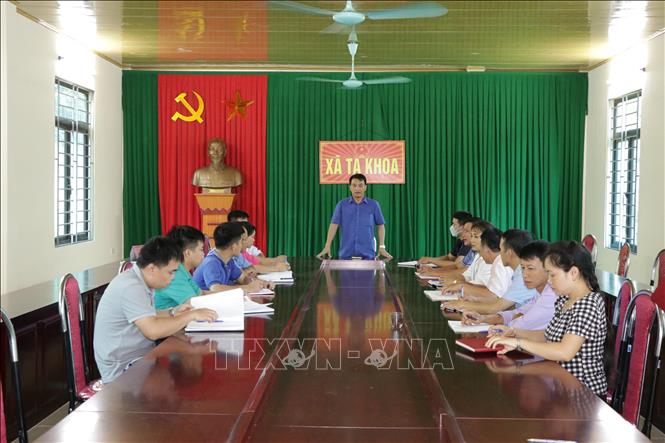 Trong ảnh: Một buổi họp triển khai công việc của UBND xã Tạ Khoa.  Ảnh: Hữu Quyết - TTXVN