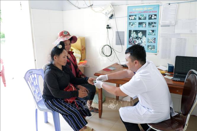 Trong ảnh: Người dân nhận thuốc chữa bệnh tại Trạm Y tế xã Tạ Khoa, huyện Bắc Yên. Ảnh: Hữu Quyết - TTXVN