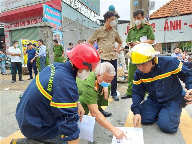 Công tác chữa cháy, cựu hộ cứu nạn đang khẩn trương do nhiều nơi chưa tiếp cận được. Ảnh: Chí Tưởng -TTXVN