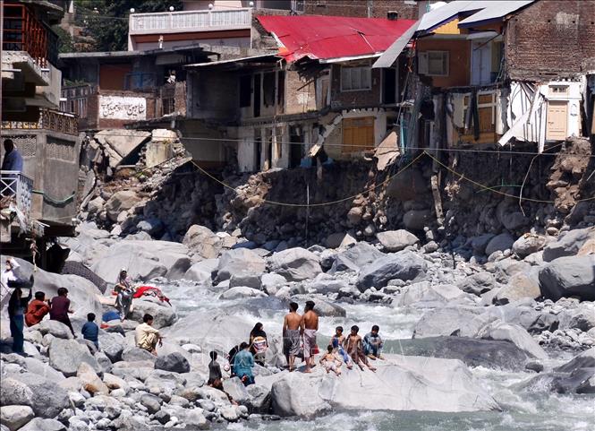Trong ảnh: Nhiều ngôi nhà bị sập sau trận lũ quét ở Swat, Pakistan, ngày 5/9/2022. Ảnh: THX/TTXVN