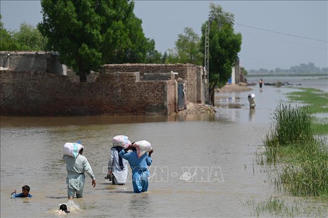 Trong ảnh: Cảnh ngập lụt sau những trận mưa lớn ở Jacobabad, tỉnh Sindh, Pakistan, ngày 6/9/2022. Ảnh: AFP/TTXVN