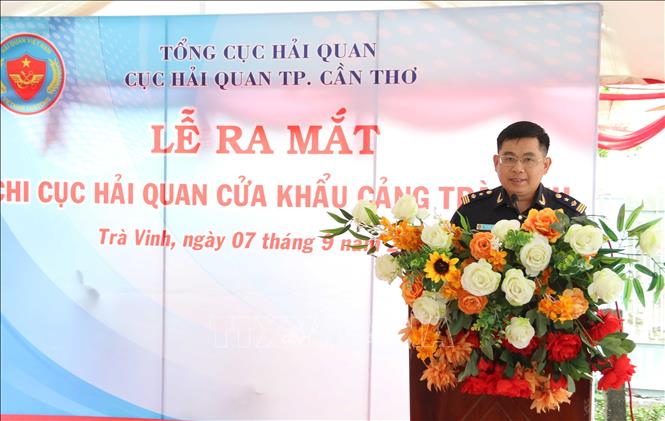 Ông Bùi Ngọc Lợi, Phó Vụ trưởng Vụ Tổ chức cán bộ Tổng cục Hải quan công bố Quyết định Nâng cấp Đội nghiệp vụ Hải quan Trà Vinh thành Chi cục Hải quan cửa khẩu cảng Trà Vinh. Ảnh: Thanh Hòa – TTXVN
