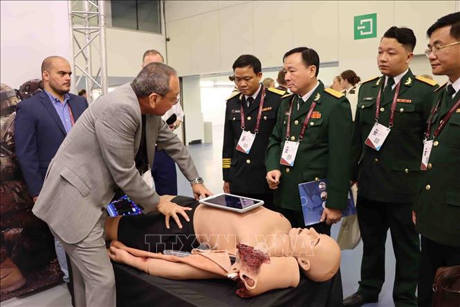 Đoàn Việt Nam tìm hiểu kinh nghiệm cấp cứu hồi sức quân y tại Hội nghị ICMM-44. Ảnh: Hương Giang - P/v TTXVN tại Bỉ
