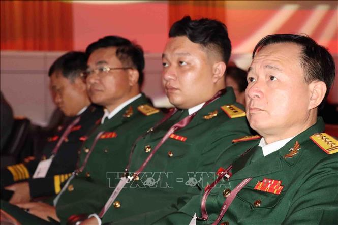Đại tá Nguyễn Vân Giang, Phó Cục trưởng Cục Quân y (thứ nhất, bìa phải) cùng các thành viên đoàn Việt Nam tham dự hội nghị. Ảnh: Hương Giang - P/v TTXVN tại Bỉ