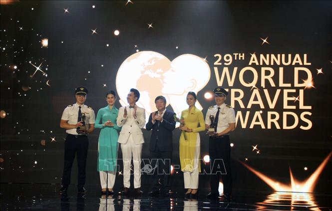 The national flag carrier Vietnam Airlines wins the titles of Asia's Leading Airline-Economy Class and Asia's Leading Airline Brand. VNA Photo: Mỹ Phương 