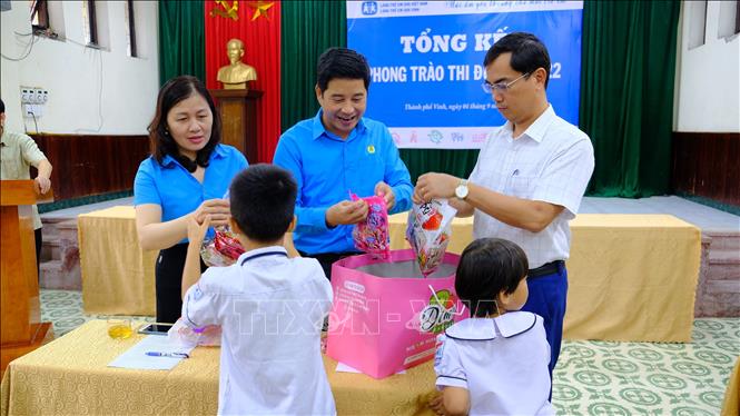 Trong ảnh: Đây là năm thứ 2, Sở Giáo dục và Đào tạo tổ chức Tết Trung thu cho học sinh của làng với mong muốn các em có một mùa trung thu ấm áp vui vẻ và ấm áp. Ảnh: Bích Huệ - TTXVN