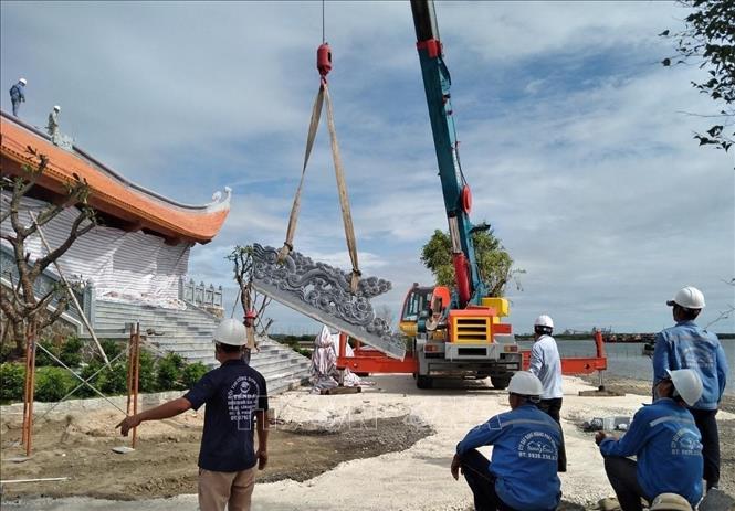 Chủ đầu tư cam kết sẽ tháo dỡ toàn bộ công trình vi phạm trong vòng 10 ngày kể từ ngày 9/9. Ảnh: TTXVN phát
