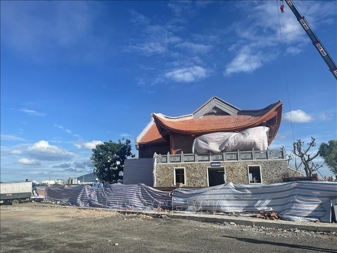Những kiến trúc phía trên cao cũng đang được đập bỏ. Các phương tiện phục vụ công tác tháo dỡ cũng được điều động đến để hỗ trợ công nhân nhanh chóng triển khai công việc. Ảnh: TTXVN phát