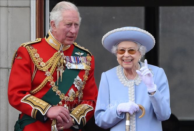 Trong ảnh (tư liệu): Nữ hoàng Anh Elizabeth II (phải) và Thái tử Charles tại lễ diễu hành mừng Đại lễ Bạch Kim của Nữ hoàng, ở London ngày 2/6/2022. Ảnh: AFP/ TTXVN