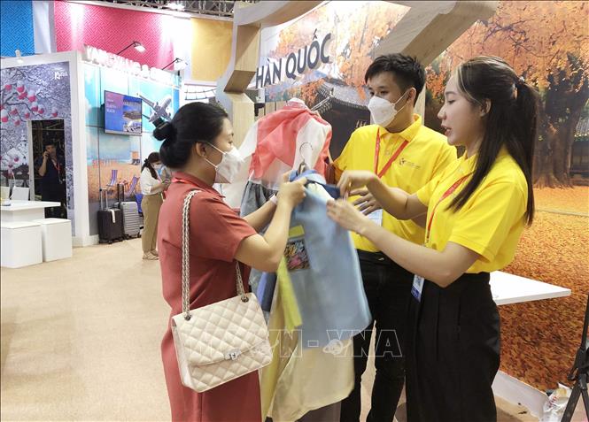 Korean stall introducing traditional clothes at the ITE HCMC 2022. VNA Photo: Mỹ Phương