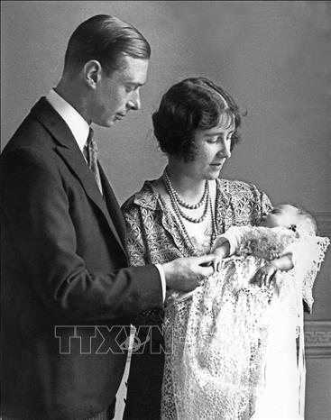Công chúa Elizabeth Alexandra Mary Windsor (ảnh, phải) ra đời ngày 21 tháng 4 năm 1926, tại một ngôi nhà gần Quảng trường Berkeley ở London. Cô là con đầu lòng của Công tước xứ York Albert (trái), con trai thứ hai của Vua George V, và vợ ông, Nữ Công tước Elizabeth Bowes-Lyon (giữa). Ảnh: AFP/TTXVN