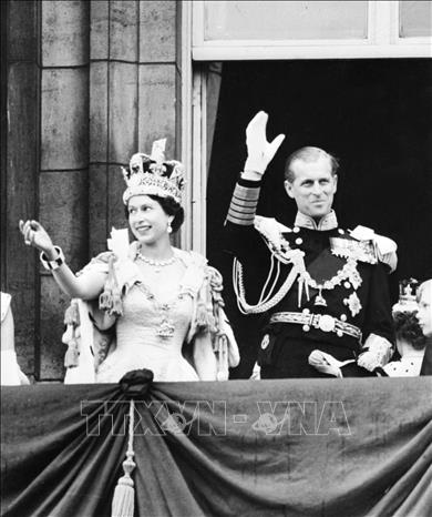 Trong ảnh: Nữ hoàng Anh Elizabeth II (trái) cùng phu quân là Hoàng tử Philip, Công tước xứ Edinburgh, vẫy chào người dân sau lễ đăng quang ngày 2/6/1953. Ảnh: AFPTTXVN