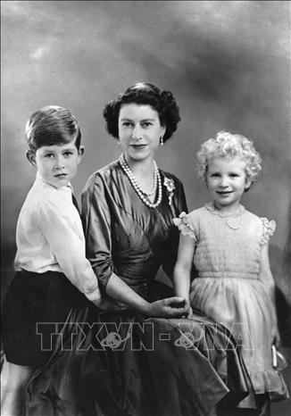 Trong ảnh: Nữ hoàng Anh Elizabeth II (giữa) bên hai con là Hoàng tử xứ Wales Charles (trái) và Công chúa xứ England Anne. Ảnh: AFP/TTXVN