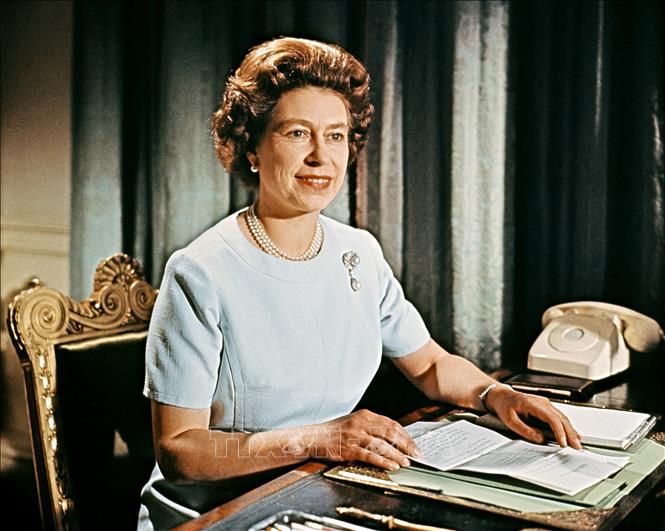 Trong ảnh: Nữ hoàng Anh Elizabeth II đọc thông điệp chúc mừng Giáng sinh tại Cung điện Buckingham tháng 12/1971. Ảnh: AFP/TTXVN