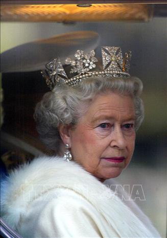 Trong ảnh: Nữ hoàng Anh Elizabeth II rời Cung điện Buckingham tới toà nhà Quốc hội ở London, ngày 13/11/2002. Ảnh: AFP/TTXVN