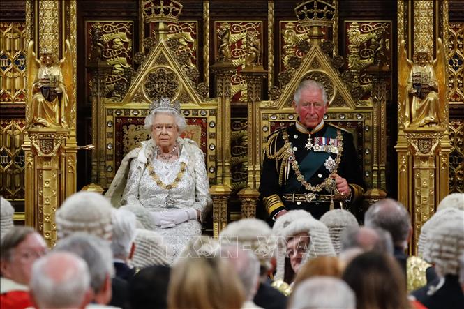 Trong ảnh: Nữ hoàng Anh Elizabeth II (trái) cùng Thái tử Charles, Công tước xứ Wales tại một phiên họp của Quốc hội ở London ngày 14/10/2019. Ảnh: AFP/TTXVN