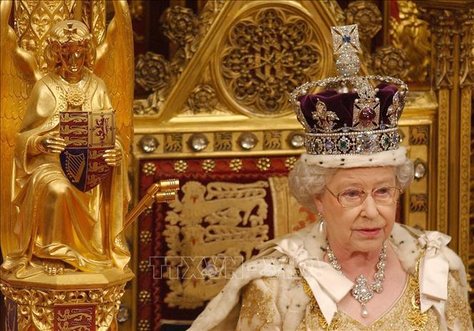 Trong ảnh: Nữ hoàng Anh Elizabeth II phát biểu tại một phiên họp của Hạ viện ở London ngày 23/11/2004. Ảnh: AFP/TTXVN