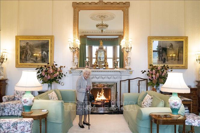 Trong ảnh: Nữ hoàng Anh Elizabeth II ở Lâu đài Balmoral, Scotland ngày 6/9/2022. Ảnh: AFP/TTXVN