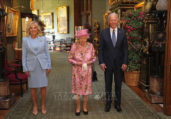 Trong ảnh: Nữ hoàng Anh Elizabeth II (giữa) trong cuộc gặp Tổng thống Mỹ Joe Biden (phải) cùng phu nhân Jill Biden ở Lâu đài Windsor, phía Tây London ngày 13/6/2021. Ảnh: AFP/TTXVN
