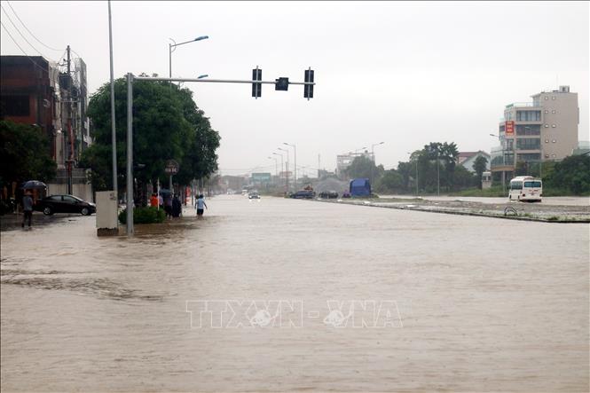 Trong ảnh: Nước ngập trắng xóa tại tuyến đường 72m, thành phố Vinh (Nghệ An). Ảnh: Tá Chuyên - TTXVN