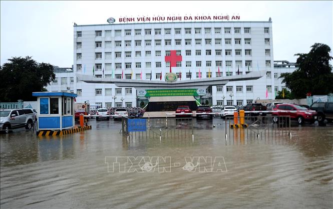 Trong ảnh: Đường Lê-Nin, đoạn qua Bệnh viện Đa khoa tỉnh Nghệ An, nước ngập từ 20-40cm khiến phương tiện giao thông lưu thông khó khăn. Ảnh: Văn Tý-TTXVN