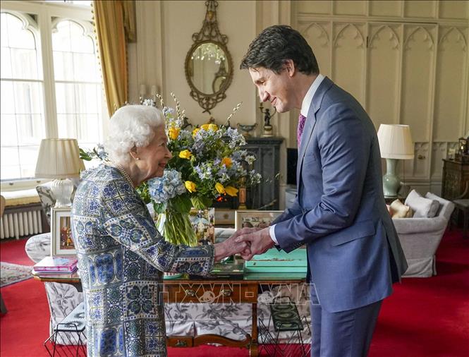 Trong ảnh: Nữ hoàng Anh Elizabeth II (trái) trong cuộc gặp Thủ tướng Canada Justin Trudeau tại lâu đài Windsor, ngày 7/3/2022. Ảnh: AFP/TTXVN