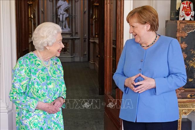 Trong ảnh: Nữ hoàng Anh Elizabeth II (trái) trong cuộc gặp bà Angela Merkel khi đó là Thủ tướng Đức tại lâu đài Windsor, ngày 2/7/2021. Ảnh: AFP/TTXVN